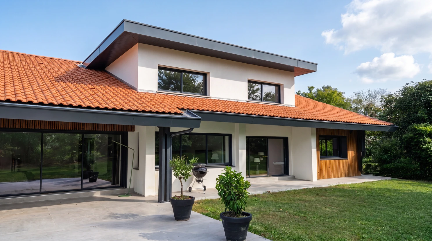 Maison contemporaine avec extension moderne, terrasse couverte et jardin paysagé